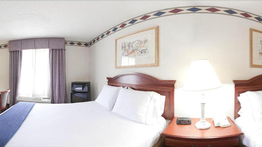 Holiday Inn Express Hotel & Suites Mebane By Ihg Exterior photo